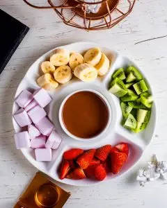 čokoládové fondue s ovocím. banány, jahody, marshmelo