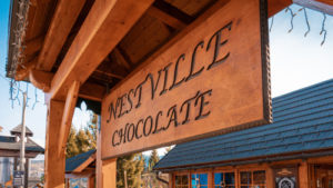 Tabuľa pri vchode do Nestville Chocolate